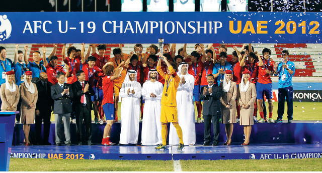 "محمد بن سعود يشهد تسلم كابتن منتخب كوريا الجنوبية الكأس الآسيوية \t تصوير - محمد حنيف"