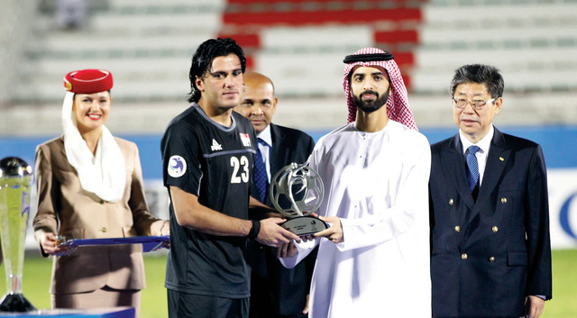 "ولي عهد رأس الخيمة يسلم كأس اللعب النظيف إلى العراق"