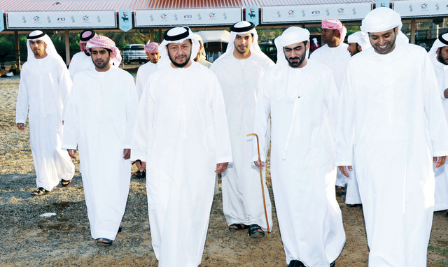 "سلطان بن زايد خلال وصوله إلى قرية بوذيب للقدرة التي احتضنت السباق من المصدر"