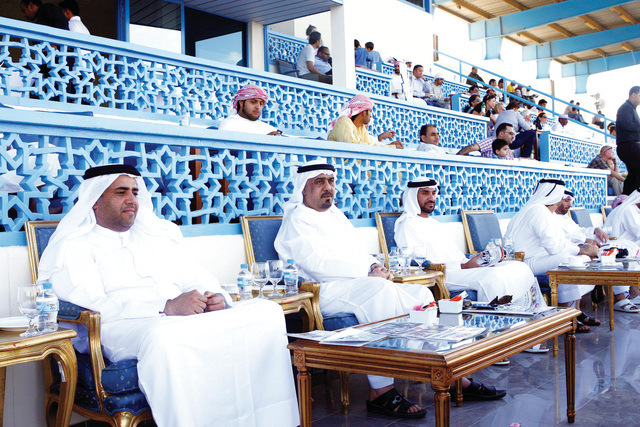 "عبد الله بن ماجد خلال متابعته السباق الأول\t\t تصوير - غلام كاركر"