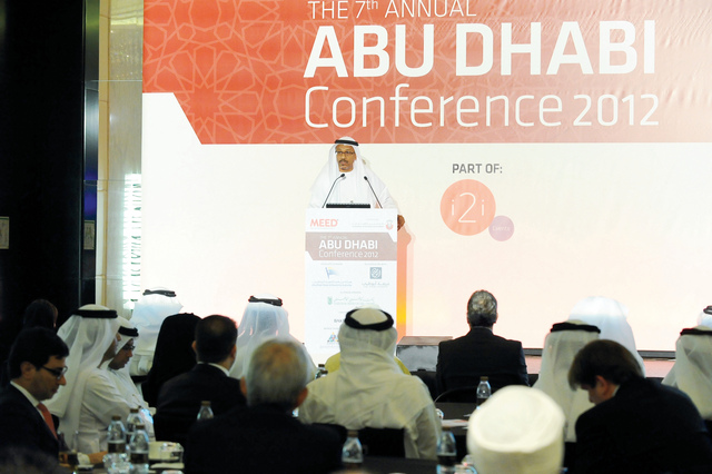 "محمد عمر متحدثا أمام مؤتمر أبوظبي الاقتصادي\t\t\t\t البيان"