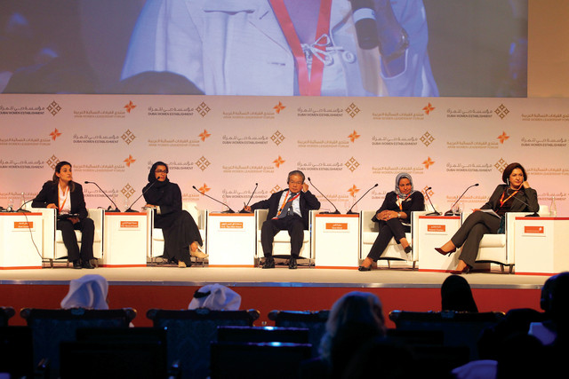 "المنتدى يناقش تمكين المرأة في مجالات العمل\t\tتصوير: عمران خالد"