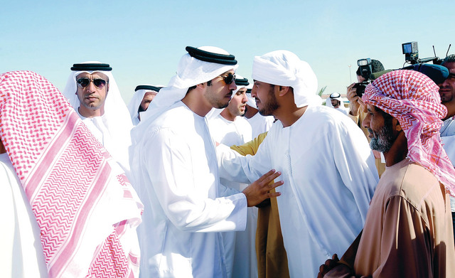 "منصور بن زايد مع الملاك خلال متابعته المهرجان \tتصوير يوسف السعدي"
