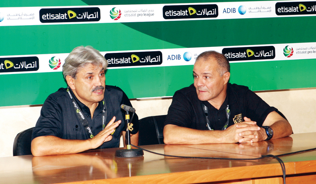 "لاكومب يتحدث في المؤتمر الصحفي للمباراة \t تصوير - محمد منور"