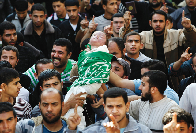 "آلاف الفلسطينيين يشيعون طفلًا قضى في غارات على مخيم جباليا للاجئين في شمالي القطاع\tإي بي إيه"