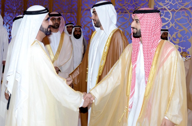 "نائب رئيس الدولة يصافح محمد بن سعود بحضور عمار النعيمي وراشد بن سعود المعلا"