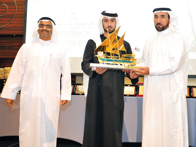 "ماجد بن محمد يكرم الفريق سيف الشعفار تصوير: مصطفى الأميري"