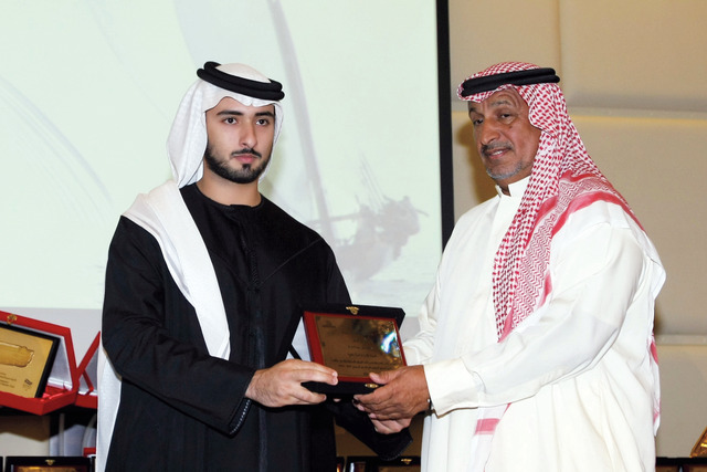 "... ويسلم محمد بن شاهين درع التفوق في سباقات الشراعية"