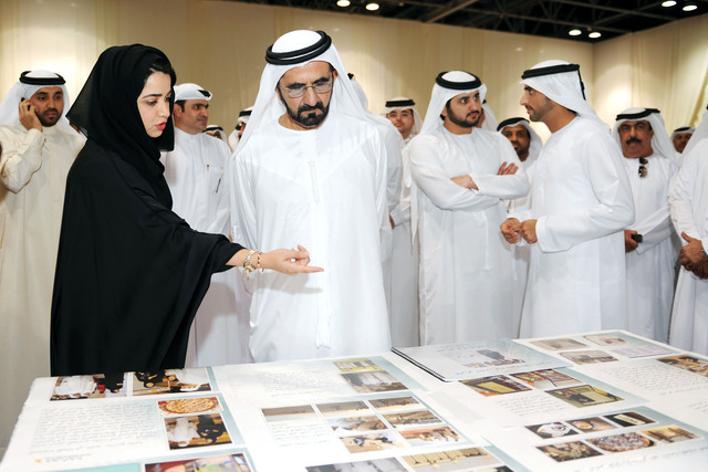 "محمد بن راشد ينصت إلى شرح من إحدى المبدعات"