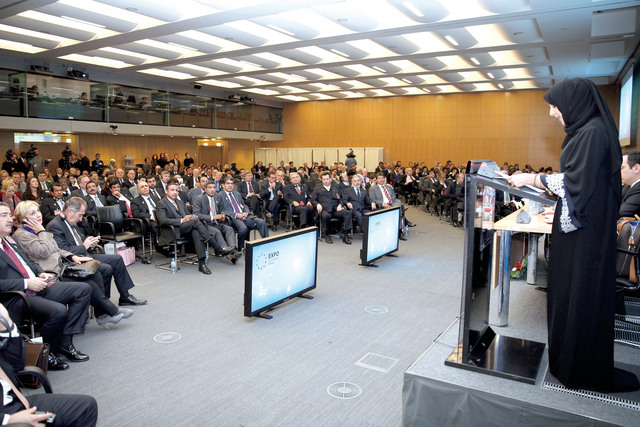 "ريم الهاشمي تقدم في باريس عرضا توضيحيا عن ملف الإمارات لاستضافة اكسبو 2020 \tتصوير: محمد هشام"