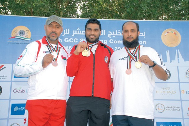 "الشامسي مع ذهبية المسدس الموحد على منصة التتويج\t\tمن المصدر"