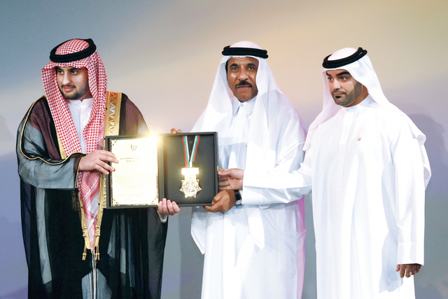 "أحمد بن محمد خلال تتويج الفائزين في الدورة الماضية \t من المصدر"