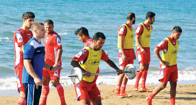 "من تدريبات الفريق على الساحل\t البيان"