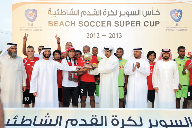 "أحمد الشريف يسلم الكأس إلى الأهلي \t من المصدر"