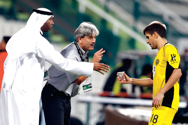 "لاكومب يطالب لاعبيه بالاستماع إلى تعليماته"