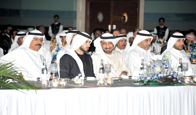 "ماجد بن محمد ومعه سلطان بن سليم وأحمد بطي خلال الحفل \tالبيان"