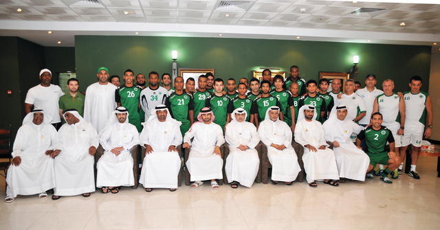 "منصور بن محمد يتوسط أعضاء مجلس إدارة النادي والجهازين الفني والإداري \tمن المصدر"