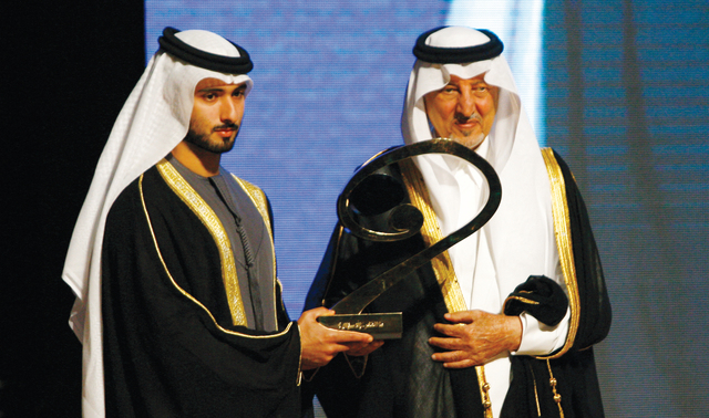 "خالد الفيصل يقدم درع مؤسسة الفكر العربي لماجد بن محمد"