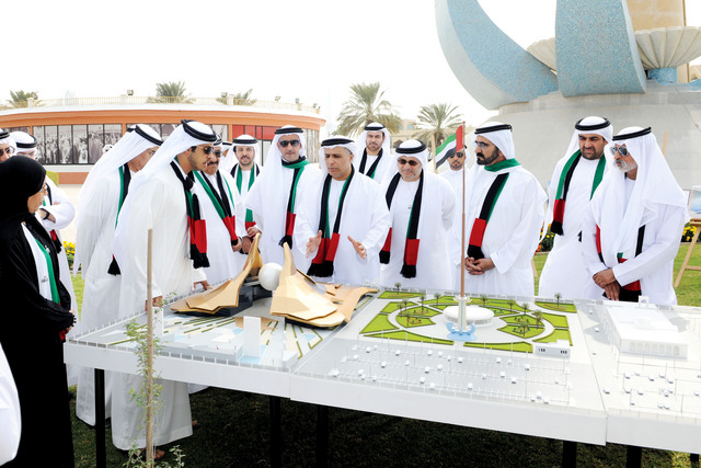 "محمد بن راشد يستمع لشرح حول المتحف بحضور حمدان بن راشد وسيف ومنصور بن زايد وعدد من الوزراء"