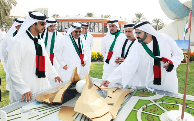 "محمد بن راشد وأعضاء مجلس الوزراء يطلعون على مجسم متحف الاتحاد \t\t\t\t  تصوير ــ سيف محمدوخليفة اليوسف"