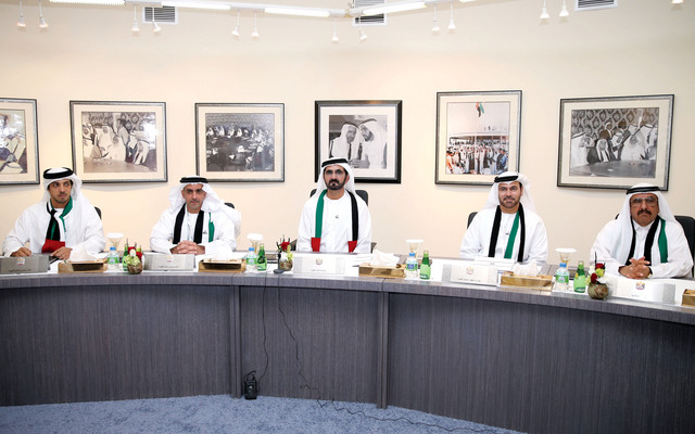 "محمد بن راشد خلال ترؤسه اجتماع مجلس الوزراء بحضور حمدان بن راشد وسيف ومنصور بن زايد ومحمد القرقاوي \t\tتصوير - سيف محمد وخليفة اليوسف"