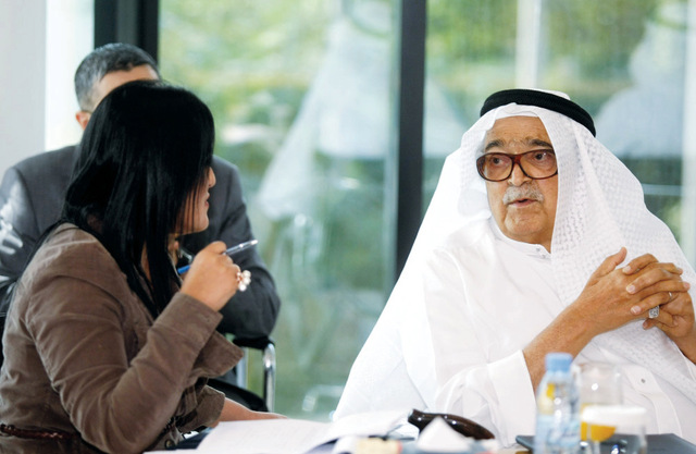 "صالح كامل يتحدث الى مندوبة البيان"