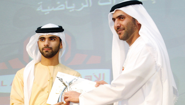 "منصور بن محمد يسلم جائزة فوز الأهلي إلى عبدالله النابودة"