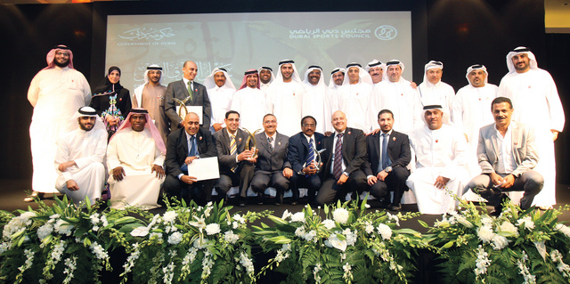 "فرحة الأهلاوية بجائزتي أفضل ناد وشركة عقب التتويج       \t   تصوير: أكسفير ويلسون"