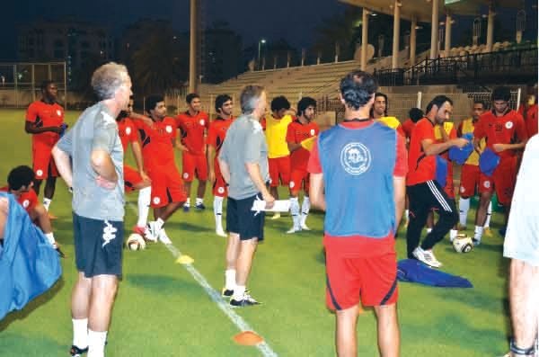 "حاجي مدرب الظفرة يتحدث إلى اللاعبين قبل التدريب  \t\tمن المصدر"