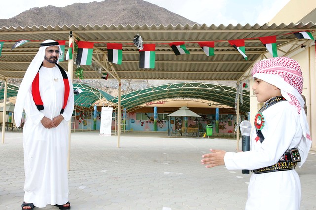 "نائب رئيس الدولة يستمع إلى قصيدة من أحد الأشبال"