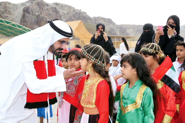 "محمد بن راشد خلال مشاركته زهرات الوطن فرحتهن الاحتفال باليوم الوطني   \tتصوير ـــ محمد هشام"