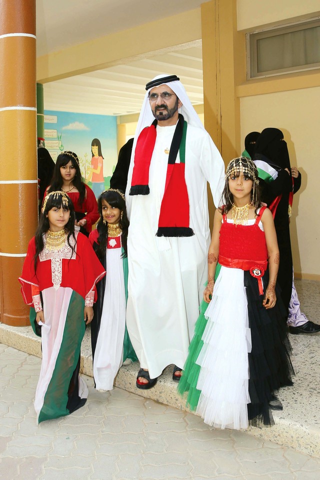 "... وسموه يضم بحنان أبوي ثلاثاً من الزهرات تصوير ـــ محمد هشام"