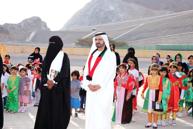 "نائب رئىس الدولة وناظرة المدرسة ومجموعة من الزهرات أثناء النشيد الوطني"