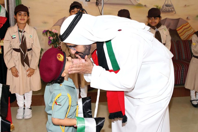 "محمد بن راشد يداعب بحنان القائد الأب أحد أشبال الوطن"