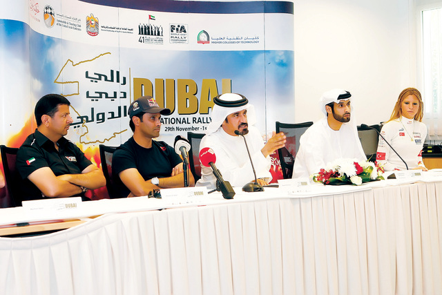 "محمد بن سليم يتوسط المتسابقين خلال المؤتمر الصحفي \tتصوير - غلام كاركر"