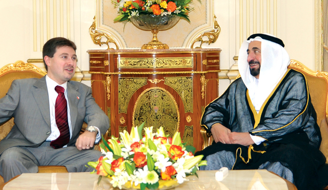"سلطان القاسمي لدى استقباله سفير تشيلي"