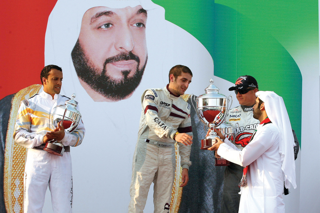 "زايد بن سلطان بن خليفة يتوجه كاريلا البطل وسط تحية القمزي الوصيف وسيليو الثالث \tتصوير مجدي اسكندر"