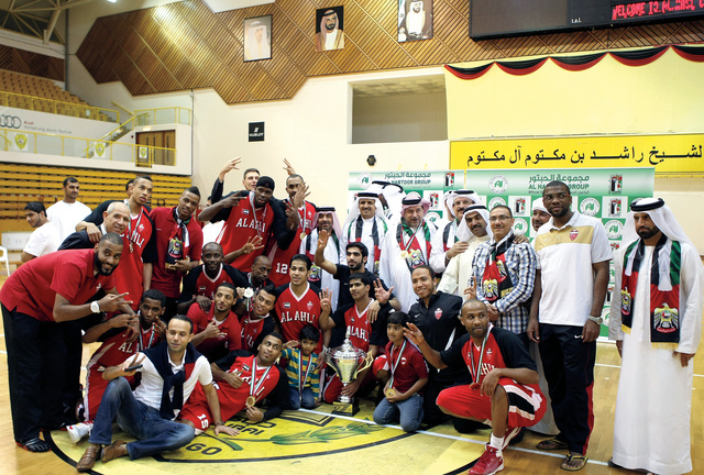 "لاعبو الأهلي والجهازان الفني والإداري وكأس البطولة     \tتصوير: خالد نوفل"