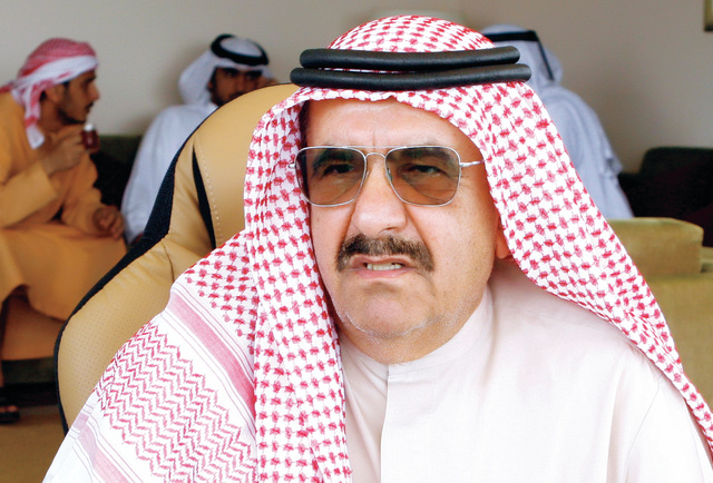 "حمدان بن راشد خلال متابعته السباق"