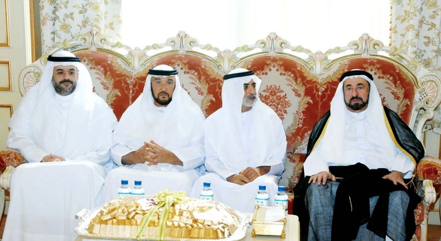 "حاكم الشارقة وولي عهده ونهيان بن مبارك خلال العزاء\t\t\tوام"