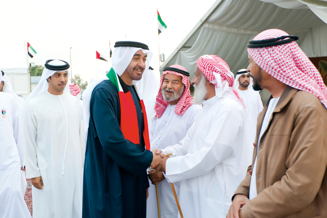 "وسموه يرافقه منصور بن زايد خلال السلام على اهالي المنطقة"