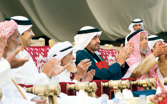 "محمد بن زايد ومنصور بن زايد يشاركان أهالي سويحان احتفالاتهم \tوام"