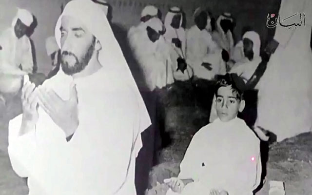 "الشيخ زايد وبجواره ابنه الشيخ سيف في طفولته"