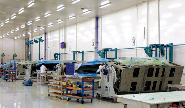 "أحد خطوط الإنتاج في »ستراتا«   \tمن المصدر"