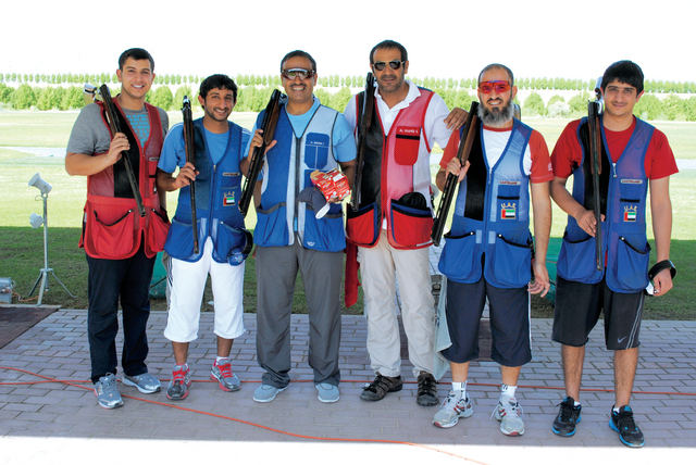 "منتخبنا الوطني الذهبي ويظهر معه الديحاني بطل الكويت \tمن المصدر"