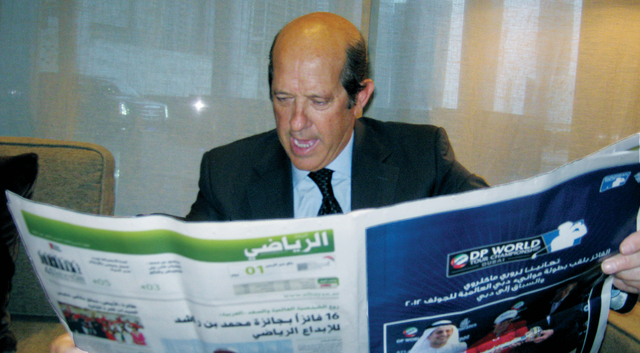 "لورينتي تصفح «البيان الرياضي» و ابدى اعجابه\tتصوير - محمد سيف"