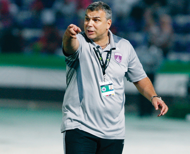 "كوزمين يوجه لاعبيه"