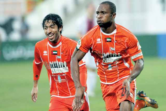 "علي خميس «يساراً» يشارك كابي فرحة تسجيله هدفين في المباراة\tتصوير - يونس يونس"