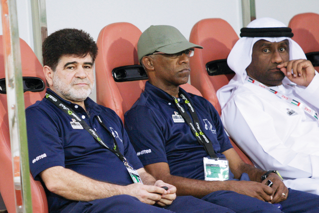 "عبد الوهاب «يساراً» مع مساعده ومدير الفريق سند حميد «يميناً»"