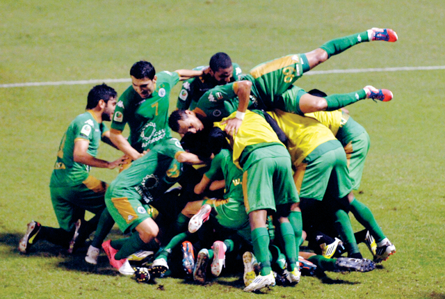 "الجوارح يواصلون الصحوة ويقهرون الصعاب وسط زخات المطر  تصوير: محمد منور"